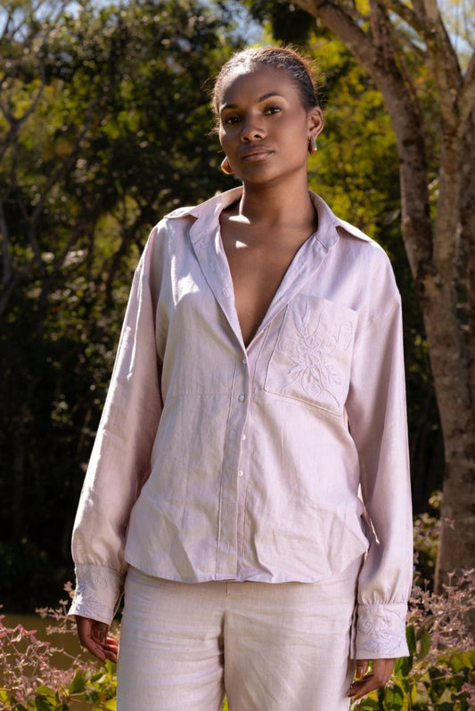 CAMISA DE LINHO BORDADA INHOTIM - Rosa Mauve