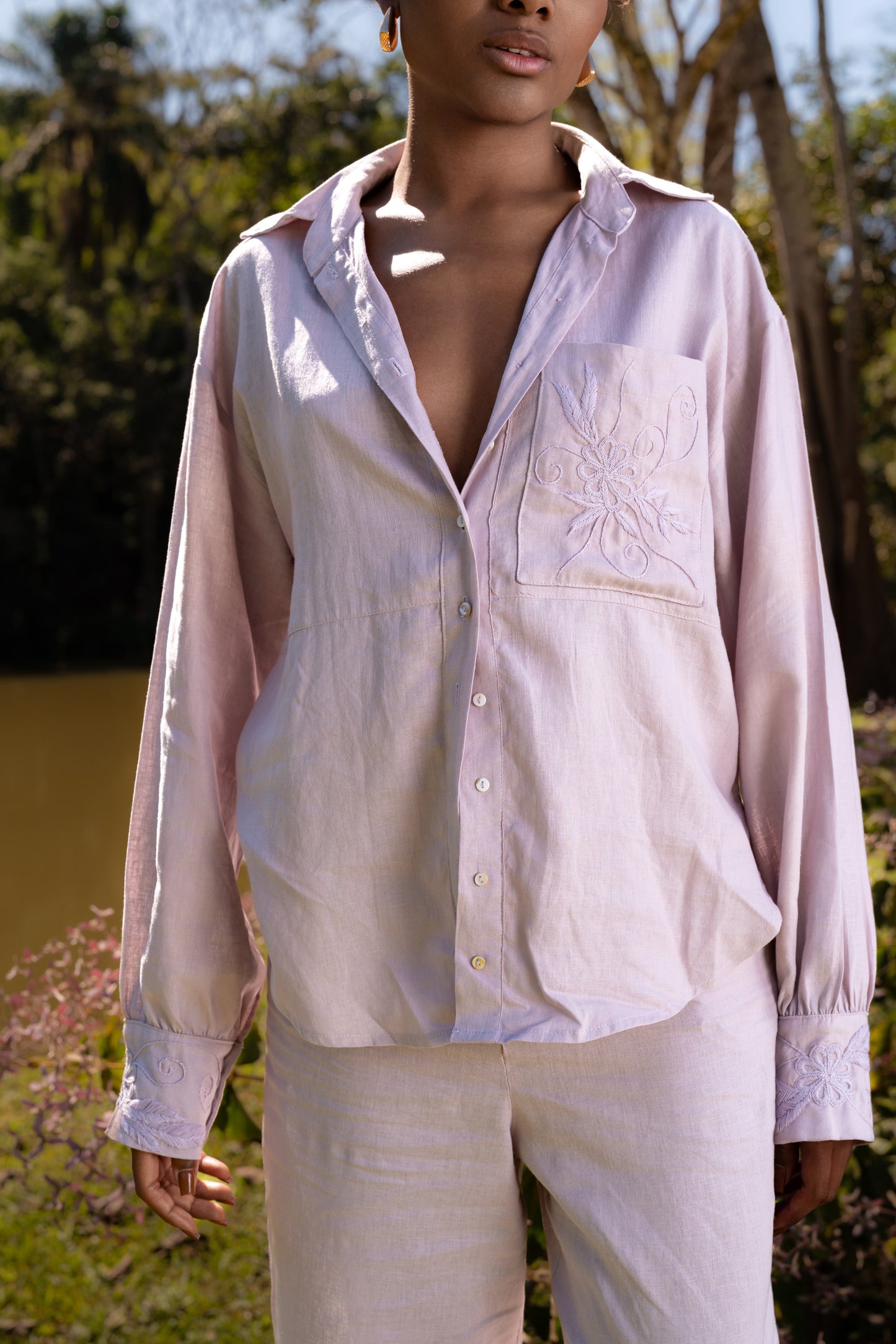 CAMISA DE LINHO BORDADA INHOTIM - Rosa Mauve