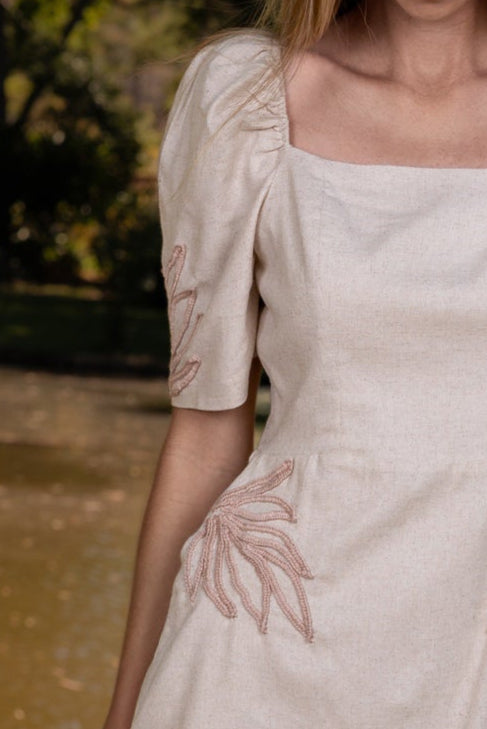 VESTIDO CURTO DE LINHO COM BORDADO ARRAIAL - Off White
