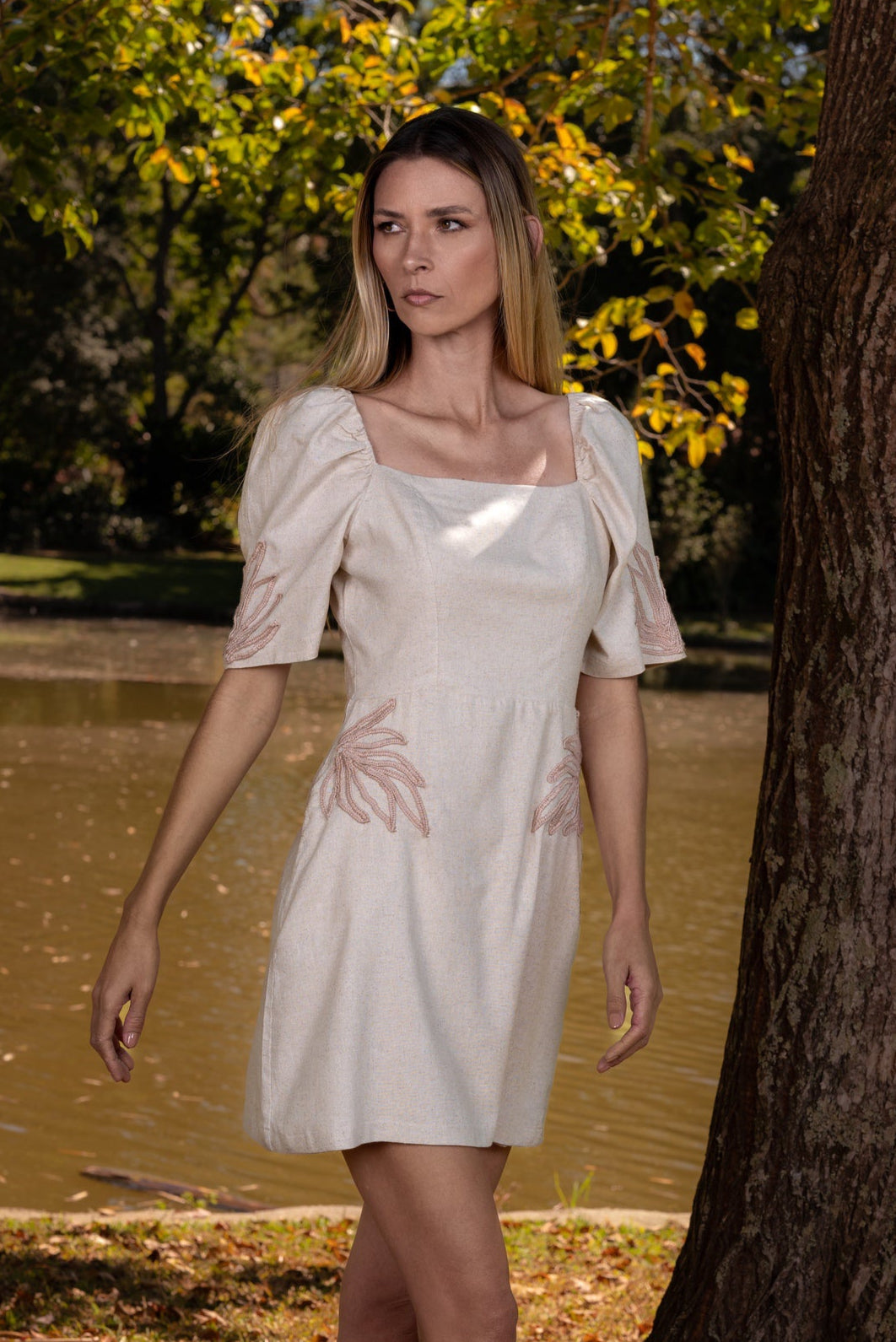 VESTIDO CURTO DE LINHO COM BORDADO ARRAIAL - Off White