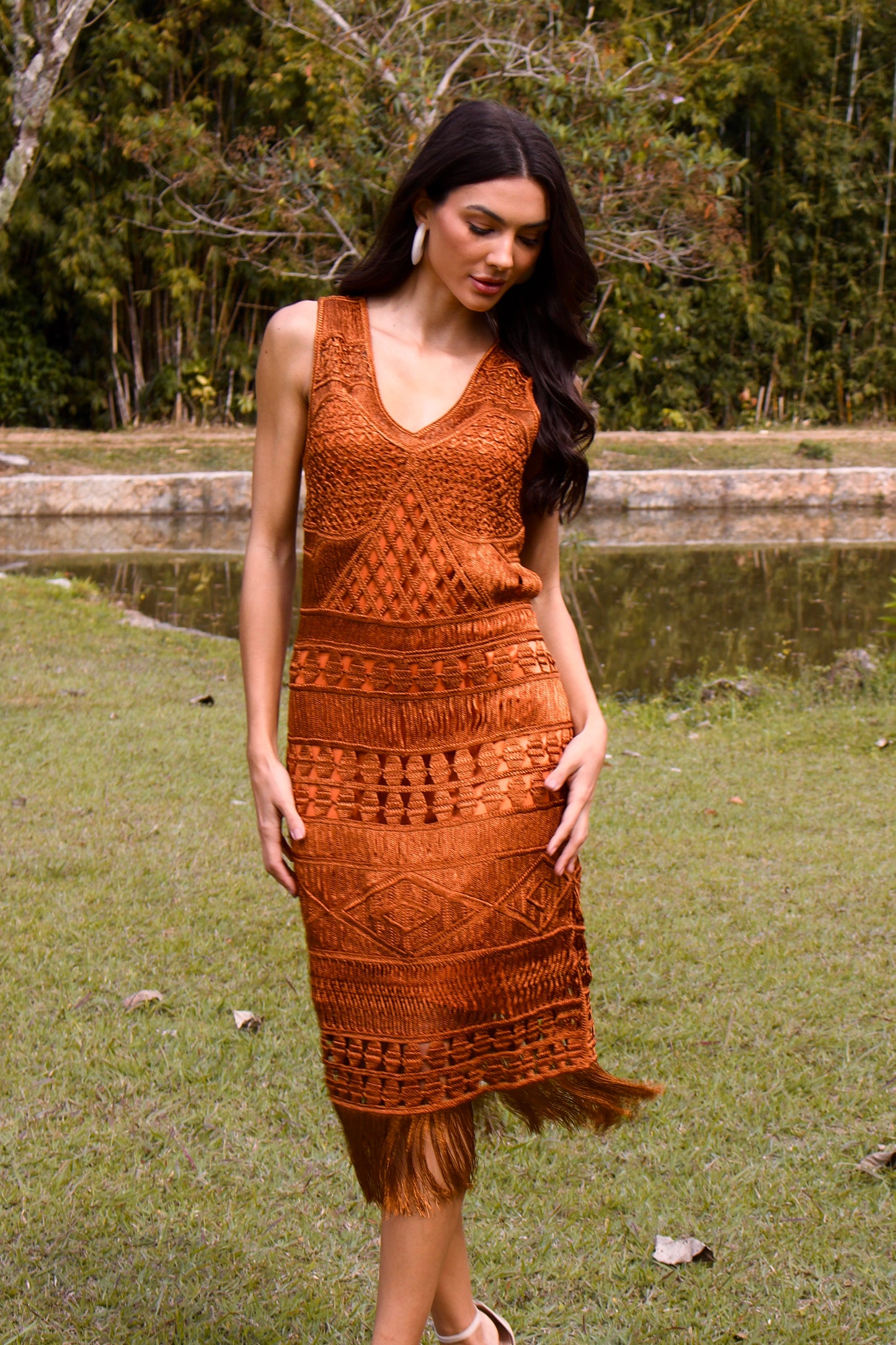 VESTIDO MIDI DE CROCHET COM FRANAJAS ARAGUAIA - Caramelo